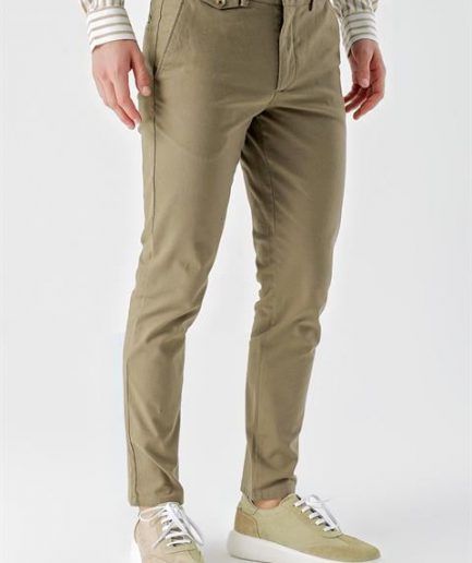 Светло-коричневые мужские брюки чинос slim fit из 98% хлопка и 2% эластана с боковыми карманами