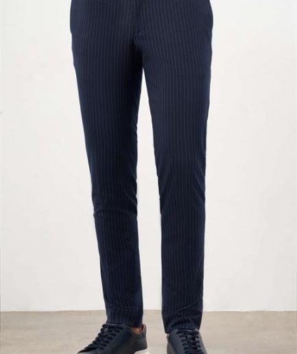 Мужские темно-синие брюки с лампасами slim fit из поливискозы с боковыми карманами