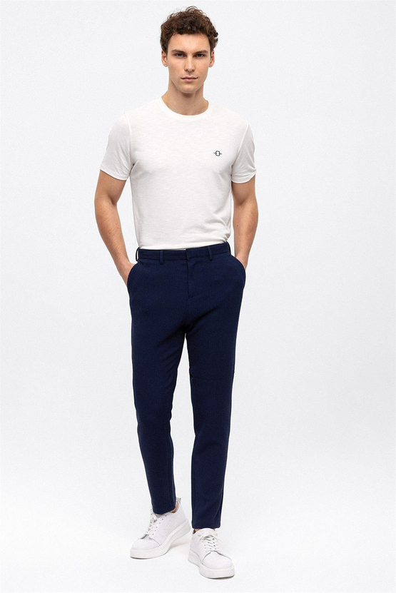 Темно-синие спортивные брюки slim fit, состав: 64% полиэстер, 34% вискоза, 2% эластан, размер 46 и 48, местное производство