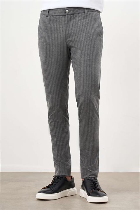 Мужские серые брюки с полосками slim fit, поливискозные, с боковыми карманами и застежкой на пуговицу и молнию