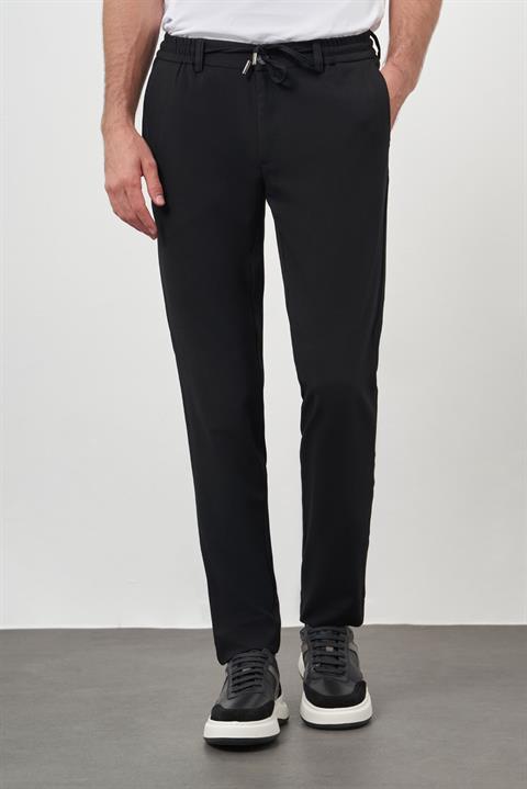Мужские черные поливискозные спортивные брюки джоггеры в Slim Fit, 64% ПЭ, 31% вискоза, 5% лайкра, боковые карманы, модель размер 44