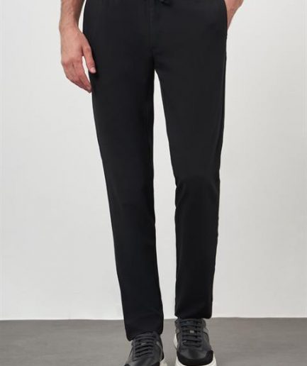 Мужские черные поливискозные спортивные брюки джоггеры в Slim Fit, 64% ПЭ, 31% вискоза, 5% лайкра, боковые карманы, модель размер 44