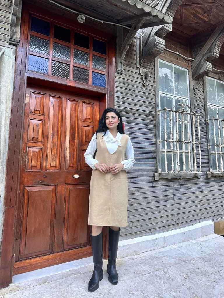Короткое платье из кашемира бежевого цвета, 100 см длины, размер S/36, идеально подходит для женщин, мягкий материал, стильный и удобный