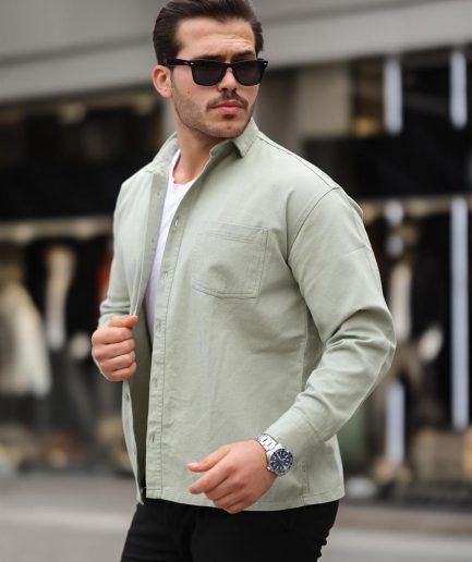 Рубашка мужскаяOversize с одним карманом из мягкого габардина, светло-зеленая, стильная и комфортная для осенне-зимнего сезона