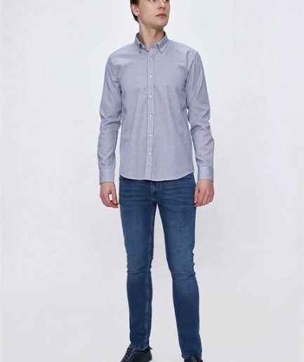 Мужская темно-синяя полосатая рубашка slim fit с кнопочной застежкой и длинным рукавом из 52% хлопка и 48% полиэстера