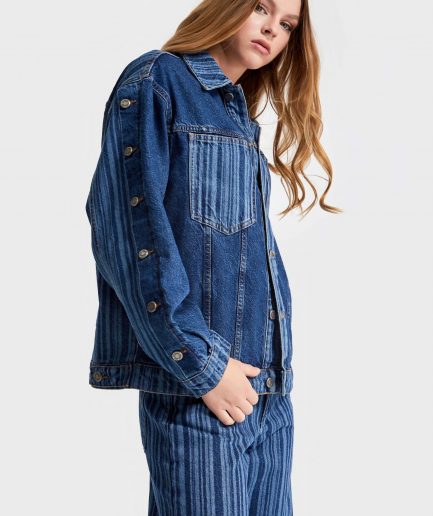 Женская синяя oversize джинсовая куртка с уникальным полосатым тканевым дизайном для стильного образа