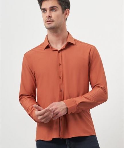 Трендовая мужская рубашка slim fit с итальянским воротником в терракотовом цвете, 70% хлопок, 30% полиэстер, без карманов