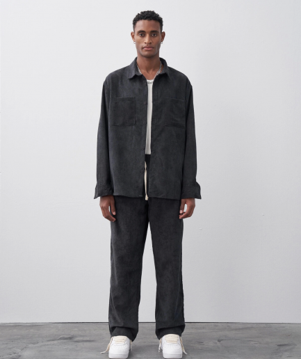 У oversized костюма для мужчин черного цвета свободный крой из мягкого вельвета с 70% хлопка и 30% полиэстера, доступен в размерах S, M, L, XL, XXL