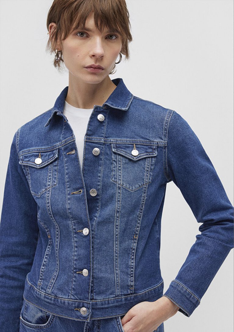Джинсовая куртка Daisy Casual Vintage темно-синего цвета от MAVI с подгонкой, регулируемым капюшоном и карманами без молний