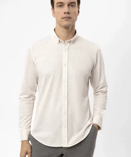 Сорочка с манжетами в стиле business casual, Slim Fit, 65% полиэстер, 35% вискоза, цвет экрю, модель с пуговичным воротником