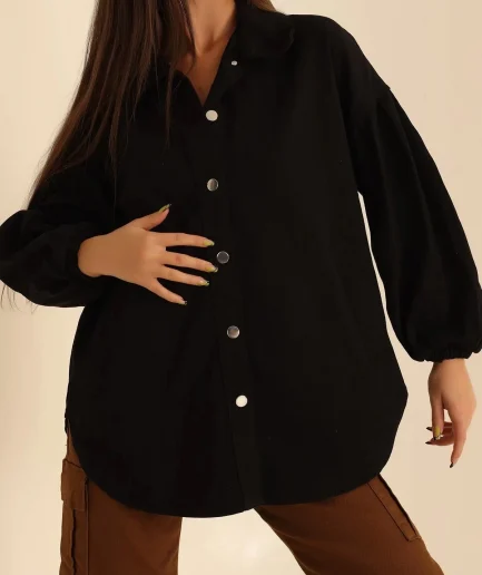 Женская черная oversize куртка из габардина с металлическими пуговицами и эластичными манжетами на запястье