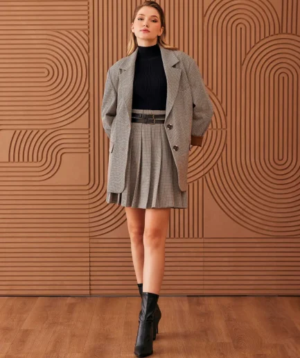 Удлинённый блейзер с клетчатым рисунком и двумя карманами, подкладка, стильный и функциональный, идеален для работы и мероприятий