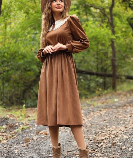 Кофейное платье из велюра с деталью на воротнике, размеры: 36(S), 38(M), 40(L), 42(XL), 44(XXL), 46(3XL)