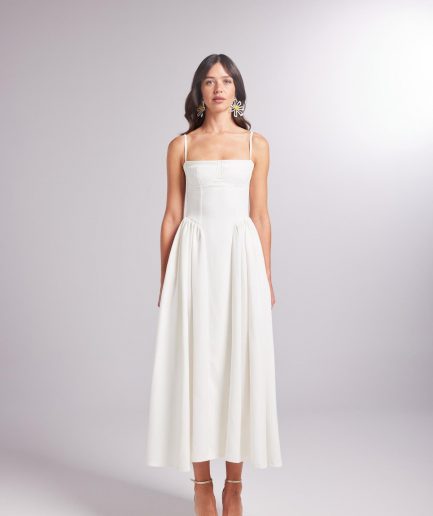 Длинное белое платье с узорами, модель XS, стиля гуплу, элегантный и комфортный дизайн для утонченного образа