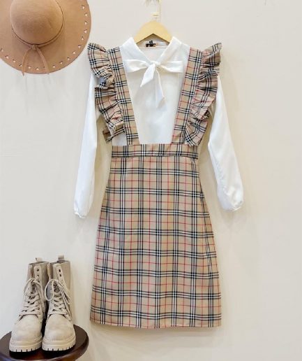 Платье-сарафан Burberry в клетку из 100% акрила, длина 58-62 см, размер S. Рекомендуется ручная стирка. Подходит для модных женщин