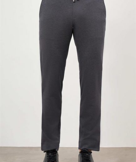 Мужские темно-синие спортивные брюки-жоггеры slim fit с принтом, полиэстер 55%, вискоза 40%, эластан 5%, боковые карманы, шнурок