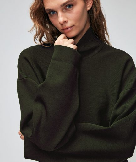 Длинное трикотажное платье Haki Moda с высоким воротником и длинными рукавами, гладкая текстура, размер M, идеальное для стильных образов
