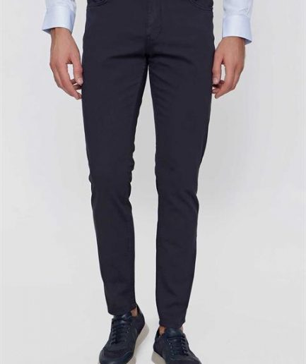 Мужские тёмно-синие брюки с узким кроем slim fit из 98% хлопка, 5 карманов, застёжка на пуговицу и молнию, размер 30